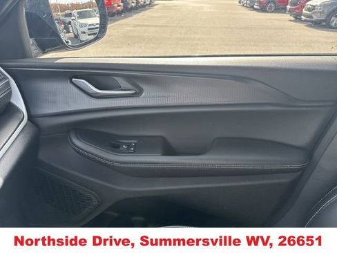 Used 2025 Jeep Grand Cherokee Altitude image 28