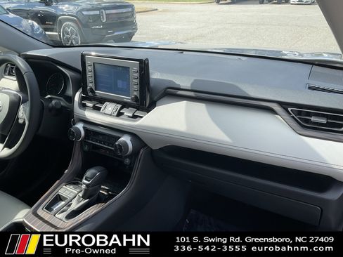 Used 2021 Toyota RAV4 XLE Premium image 20