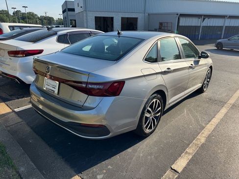 Used 2025 Volkswagen Jetta SE FWD image 5