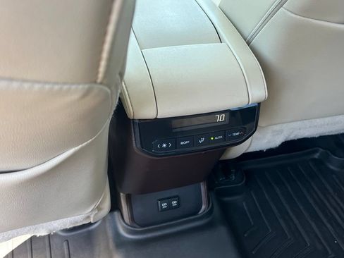 Used 2021 Toyota Highlander XLE AWD/4WD image 19