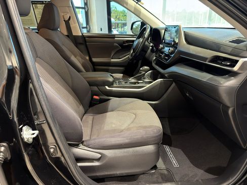 Used 2022 Toyota Highlander LE FWD image 25