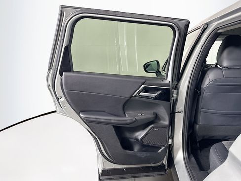 Used 2025 Mitsubishi Outlander SE image 26