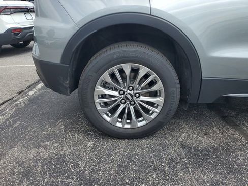 Used 2024 Cadillac XT4 Premium Luxury image 3