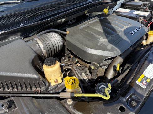 Used 2015 Dodge Grand Caravan SXT w/ Security Group image 40