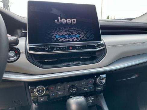 Used 2025 Jeep Compass Limited image 20