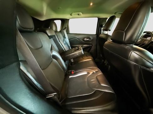 Used 2019 Jeep Cherokee Limited image 25