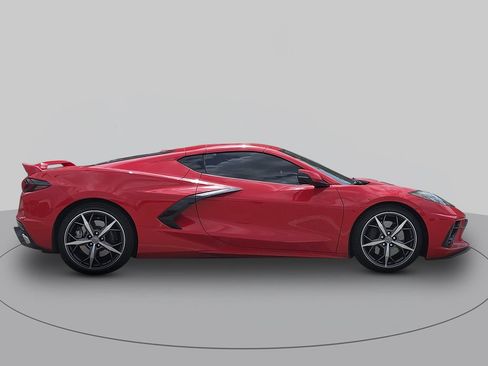Used 2022 Chevrolet Corvette Stingray Preferred Cpe w/ Z51 Performance Package RWD image 2
