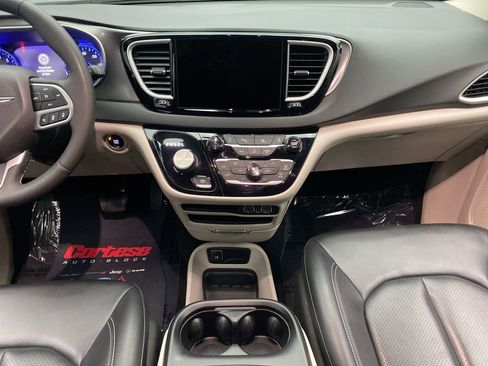 Used 2023 Chrysler Pacifica Touring-L FWD image 20