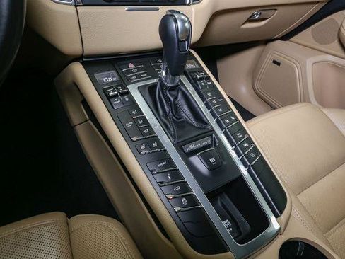 Used 2018 Porsche Macan Turbo image 32