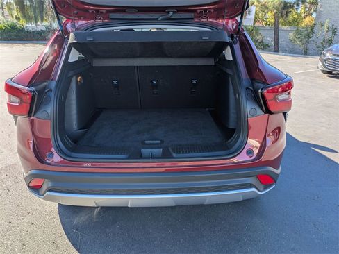 Used 2025 Chevrolet Trax LT w/ LT Convenience Package image 29