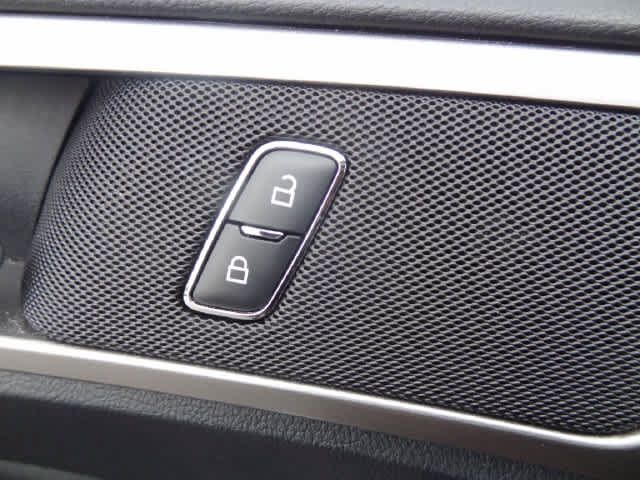 Used 2019 Ford Fusion SE FWD image 12