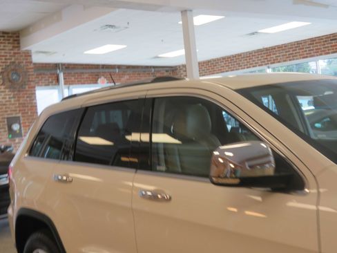 Used 2011 Jeep Grand Cherokee Limited image 57