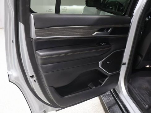 Used 2023 Jeep Wagoneer Series II image 16