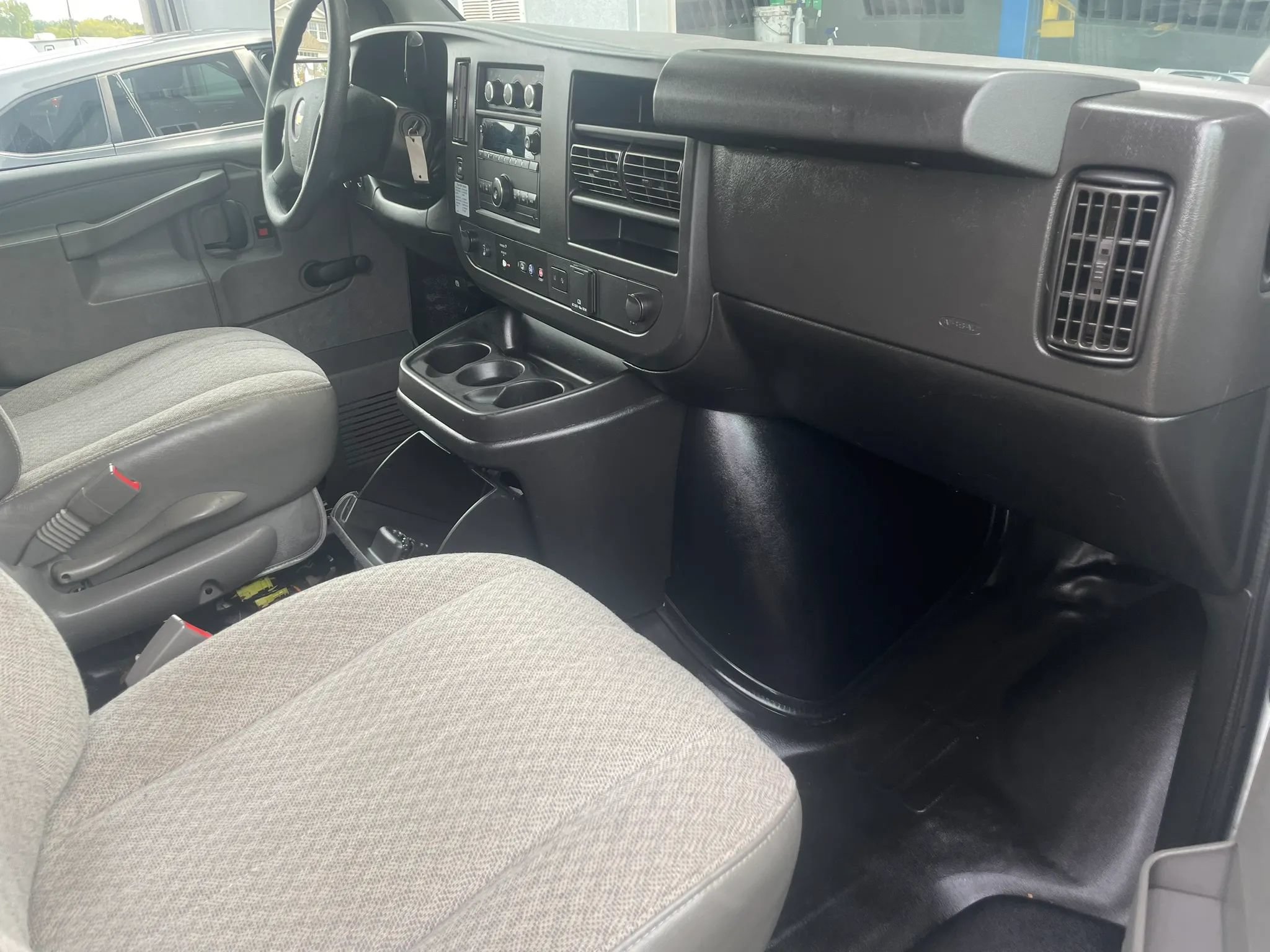 Used 2020 Chevrolet Express 2500 RWD image 13