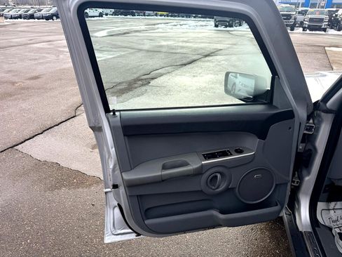 Used 2007 Jeep Commander Sport image 15