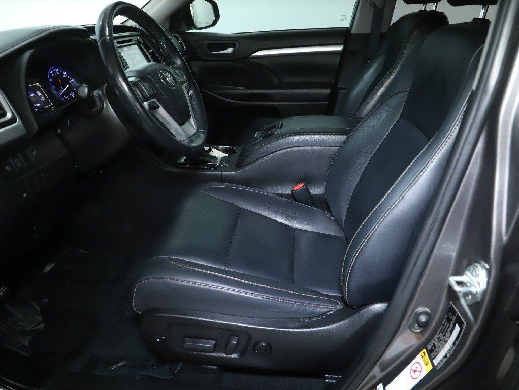 Used 2019 Toyota Highlander XLE FWD image 18