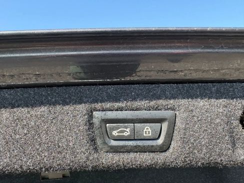 Used 2021 BMW 530i xDrive w/ Premium Package image 11