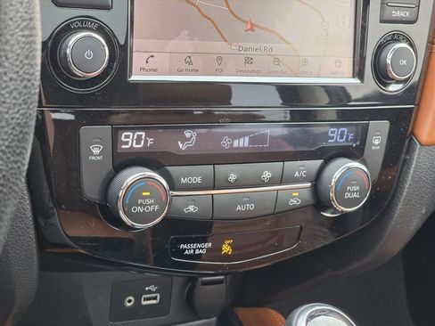 Used 2018 Nissan Rogue SL w/ Premium Package image 18