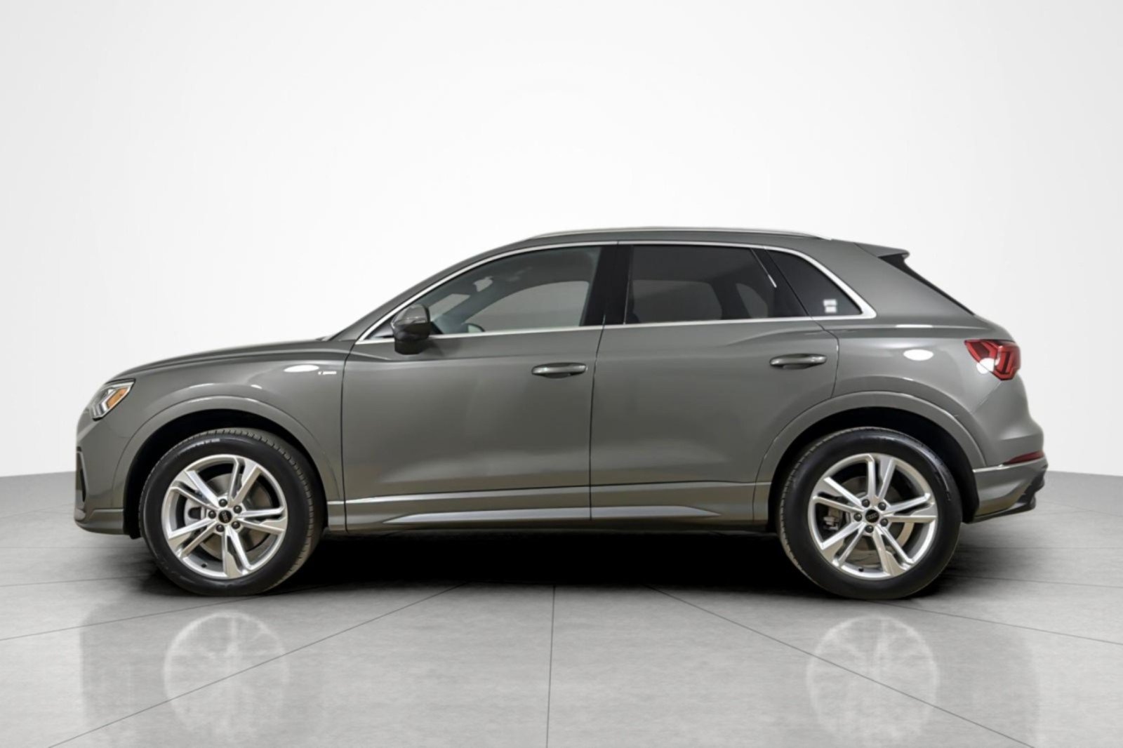 Used 2024 Audi Q3 2.0T Premium AWD/4WD image 2