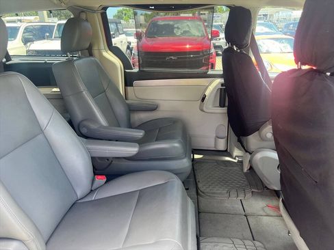 Used 2012 Volkswagen Routan SE FWD image 9