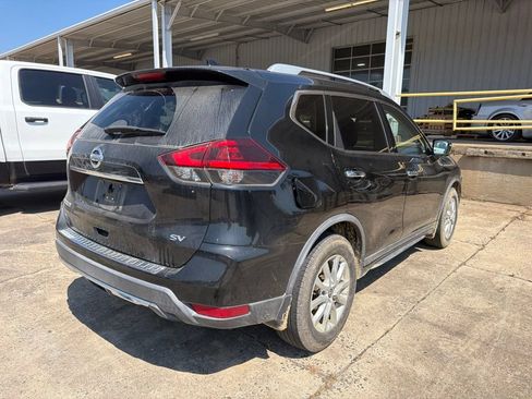 Used 2018 Nissan Rogue SV w/ Premium Package FWD image 4