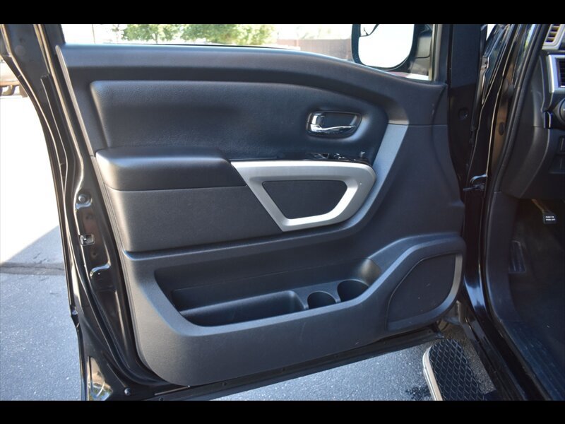 Used 2018 Nissan Titan SV w/ SV Convenience Package RWD image 17