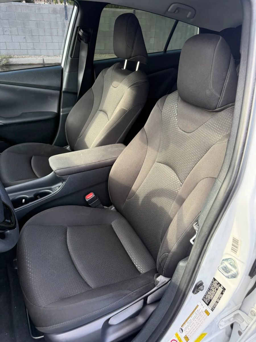 Used 2021 Toyota Prius LE FWD image 5