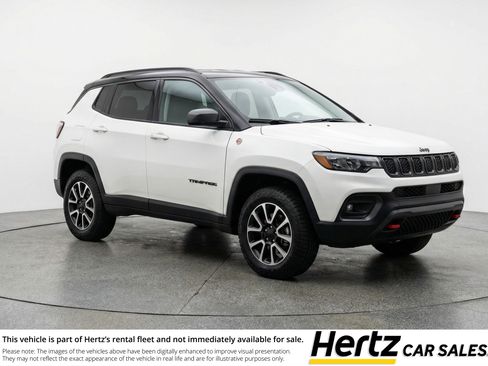 Used 2025 Jeep Compass Trailhawk image 1