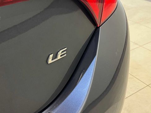 Used 2017 Toyota Corolla LE image 6