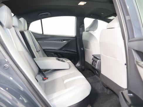 Used 2025 Toyota Camry SE image 12