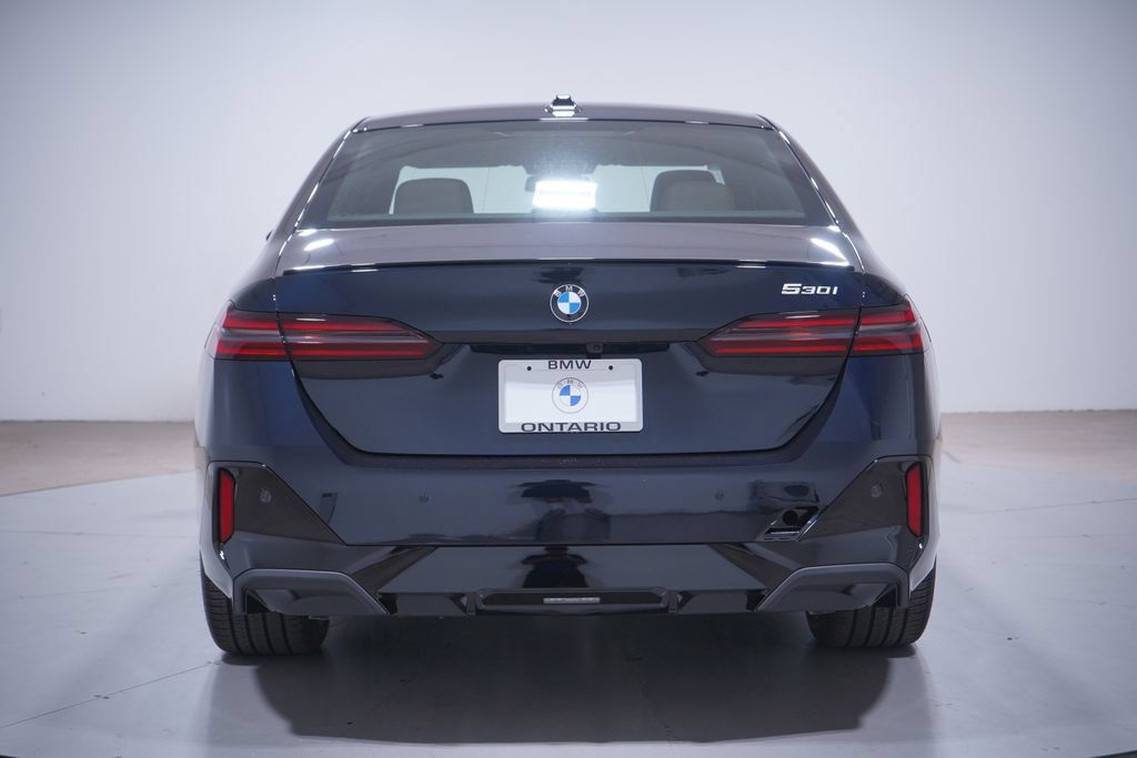Used 2026 BMW 530i w/ M Sport Package RWD image 5
