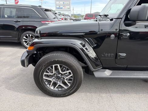 Used 2026 Jeep Wrangler Unlimited Sahara AWD/4WD image 11
