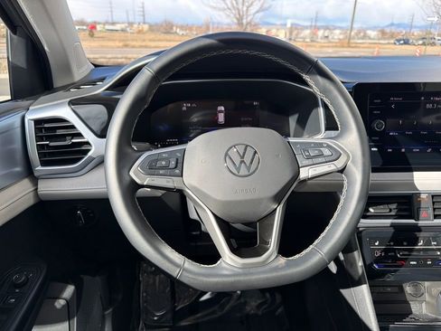 Certified 2025 Volkswagen Taos SE image 17
