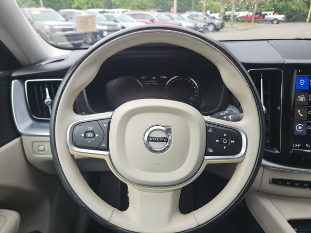 Used 2020 Volvo XC60 T5 Momentum FWD image 17