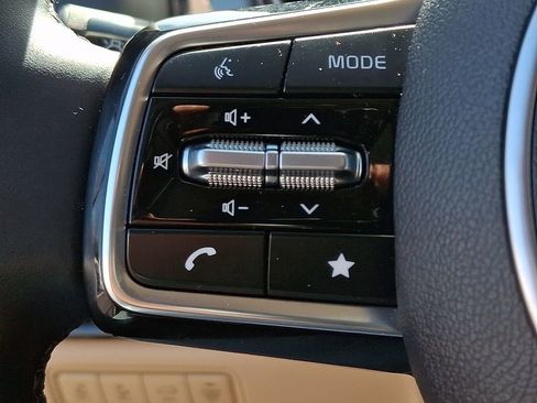 Used 2024 Kia Carnival EX image 23