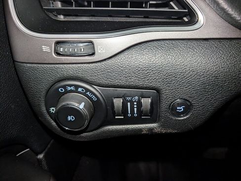 Used 2022 Jeep Cherokee Latitude Lux FWD image 39