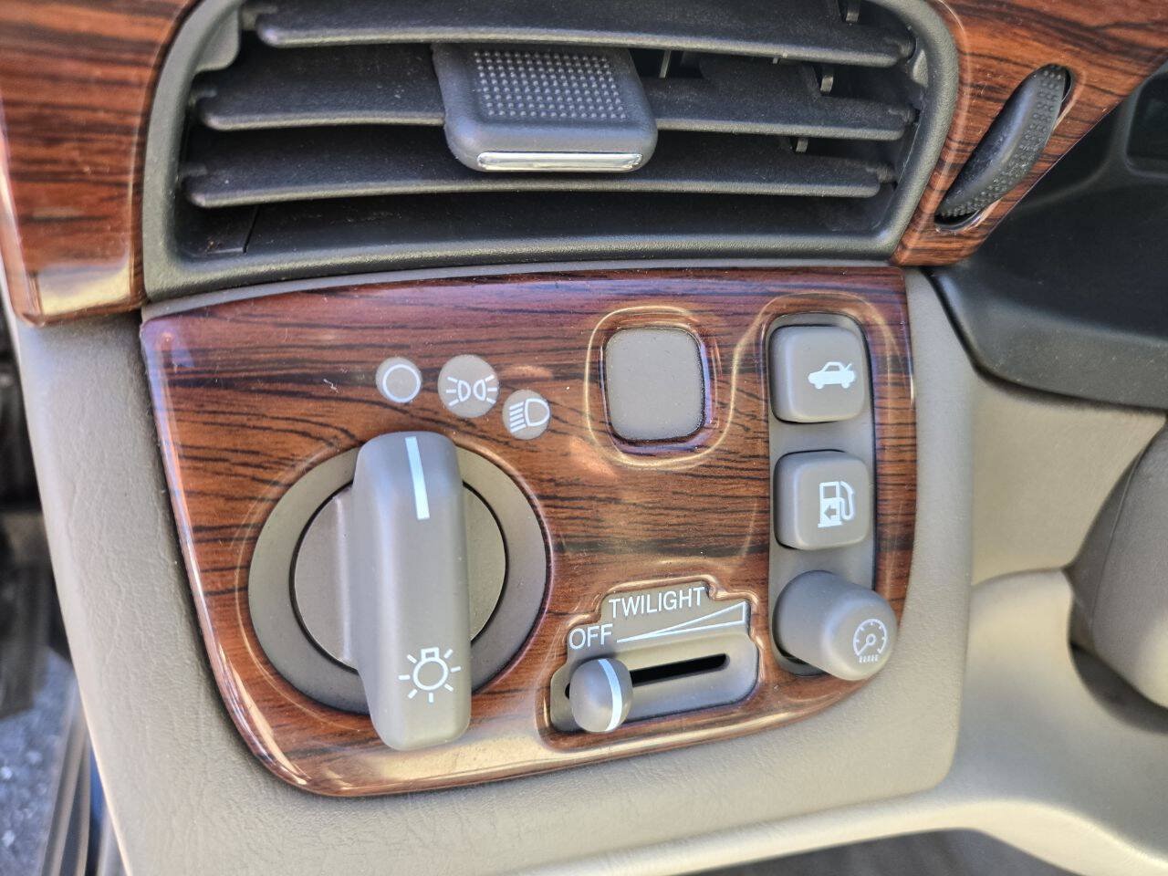 Used 2004 Cadillac De Ville w/ Equipment Group FWD image 15