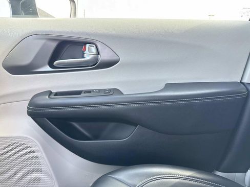 Used 2023 Chrysler Pacifica Touring-L image 24