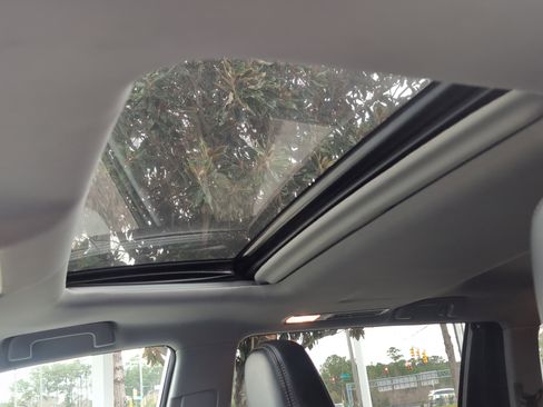 Used 2017 Toyota Highlander FWD V6 image 27