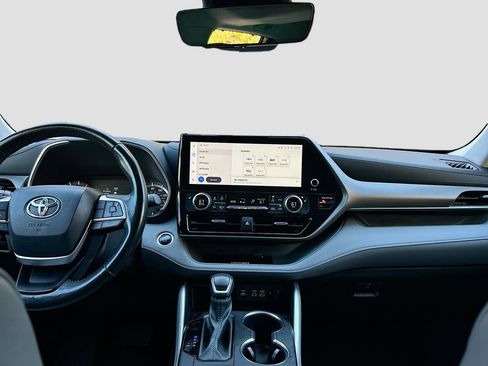 Used 2024 Toyota Highlander XLE image 22