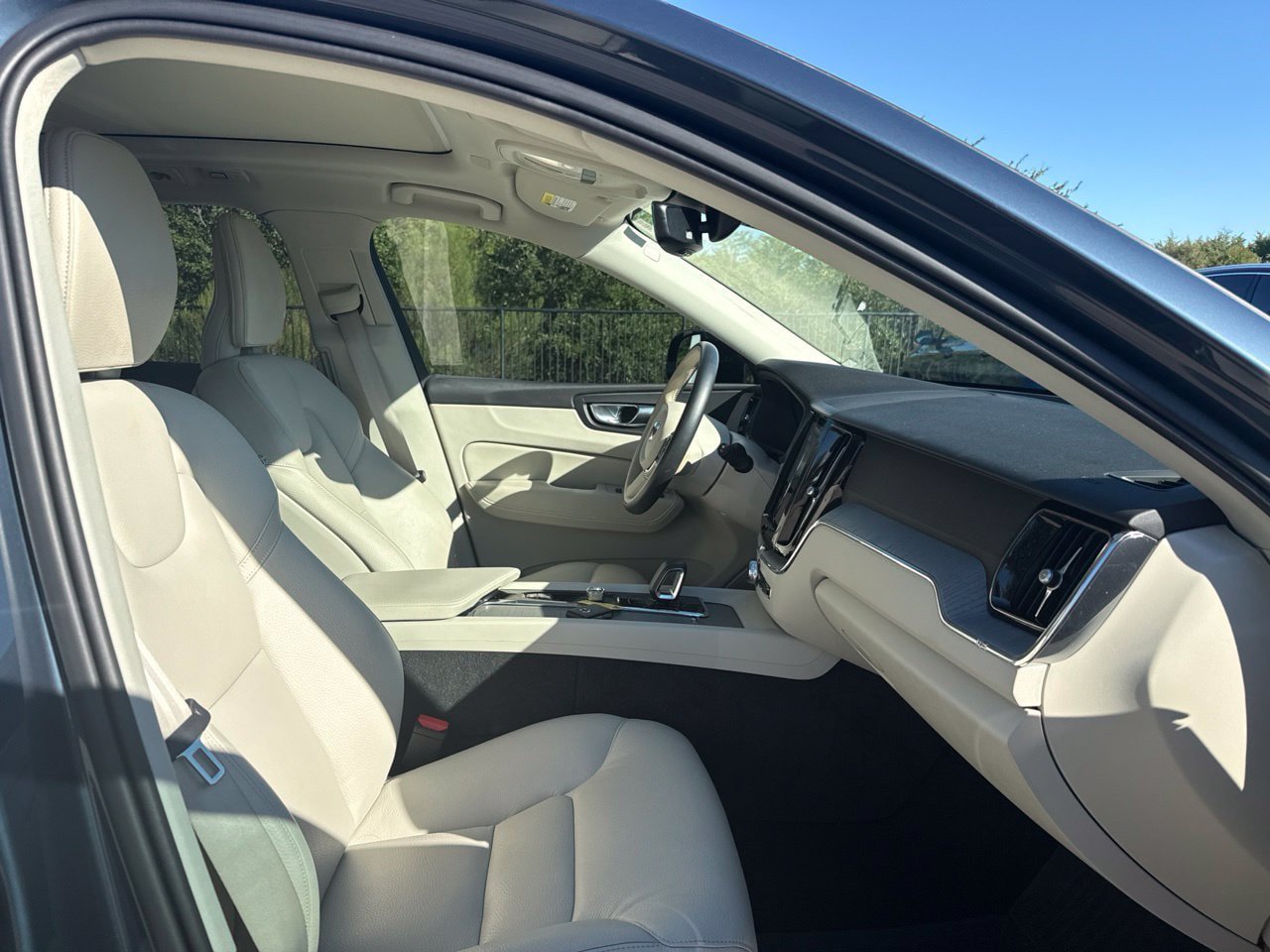 Used 2025 Volvo XC60 T8 Plus w/ Protection Package Premier AWD/4WD image 10