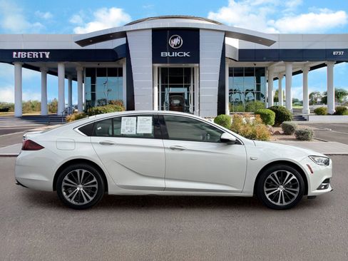 Used 2019 Buick Regal Essence w/ Driver Confidence Package I FWD image 2