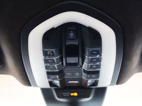 Used 2015 Porsche Macan Turbo AWD/4WD image 32
