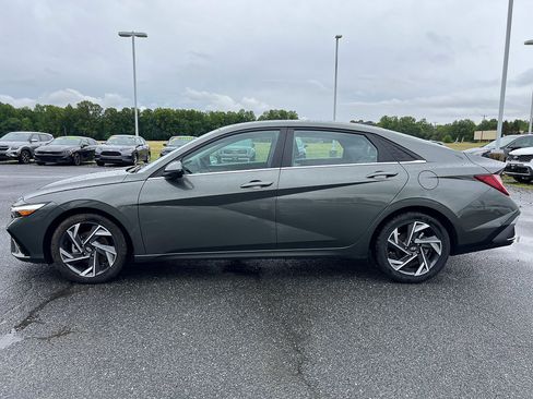 Used 2024 Hyundai Elantra Limited FWD image 2