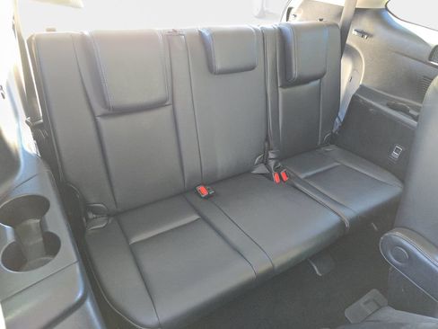 Used 2017 Toyota Highlander SE w/ Carpet Mat Package FWD image 16