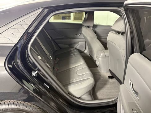 Used 2025 Hyundai Elantra SEL FWD image 31
