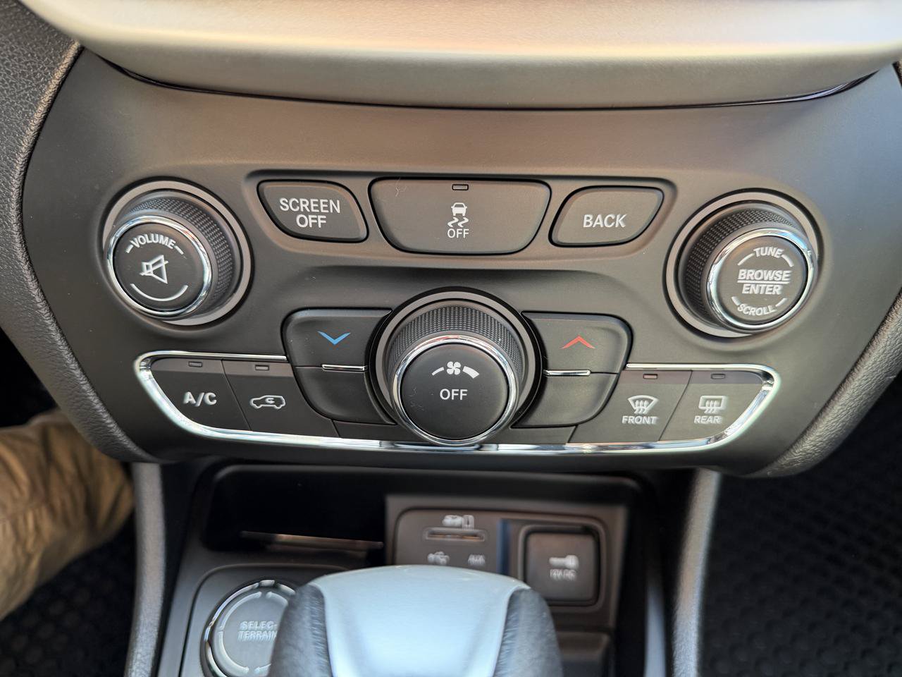 Used 2014 Jeep Cherokee Latitude w/ Cold Weather Group AWD/4WD image 41