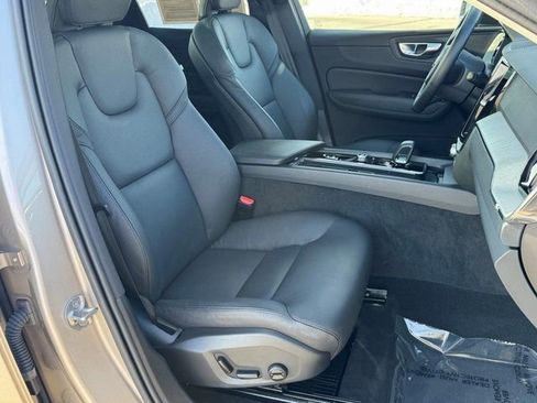 Used 2025 Volvo XC60 B5 Plus image 12