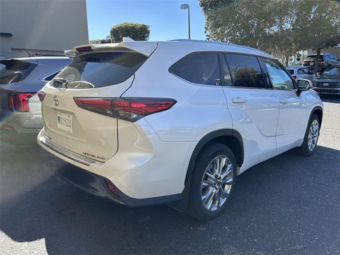 Used 2021 Toyota Highlander Limited image 7