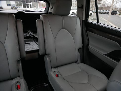Used 2023 Toyota Highlander Limited image 14